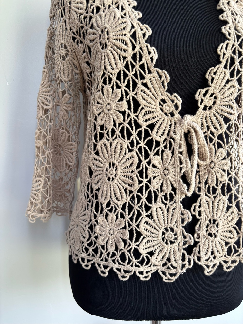 Jones New York S/M Women’s tan floral crochet tie-front cardigan - Picture 3 of 7
